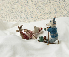 Load image into Gallery viewer, Maileg Winter Mouse With Ski Set | Mum Red