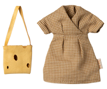 Load image into Gallery viewer, Maileg Mum | Mouse | Light Brown w\Cheese Purse
