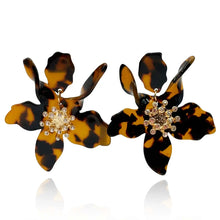 Load image into Gallery viewer, Tortoise Floral Drop Earrings