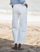 Load image into Gallery viewer, Frank &amp; Eileen Brennan Everyday Barrel Jean | White
