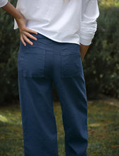 Load image into Gallery viewer, Frank &amp; Eileen Wexford PATCH POCKET Wide Leg Linen Pant | Summer Navy