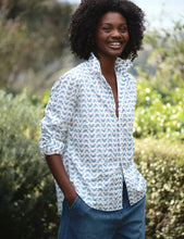 Load image into Gallery viewer, Frank &amp; Eileen | Eileen Relaxed Button-Up | Blue Crab