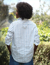Load image into Gallery viewer, Frank &amp; Eileen | Eileen Relaxed Button-Up | Blue Crab