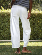 Load image into Gallery viewer, FETS Frank &amp; Eileen Trunk Show Everyday Barrel Pants | White Twill