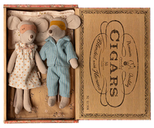 Load image into Gallery viewer, Maileg Mum &amp; Dad Mice In Cigar Box