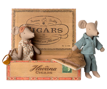 Load image into Gallery viewer, Maileg Mum &amp; Dad Mice In Cigar Box