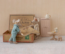 Load image into Gallery viewer, Maileg Mum &amp; Dad Mice In Cigar Box