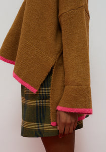 Dr. Bloom Hug V-Neck Sweater | Camel & Pink