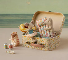 Load image into Gallery viewer, Maileg Bag with Beach Essentials Mouse