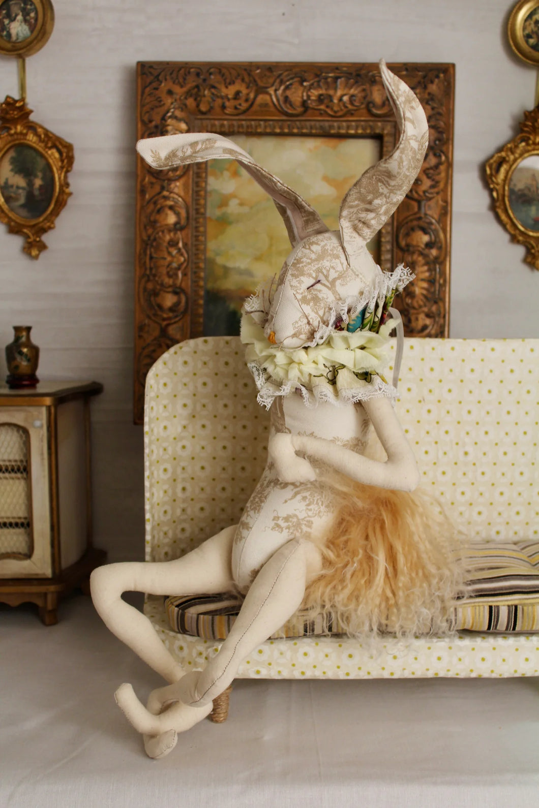 Mischievous Hare | Beige Toile