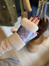 Load image into Gallery viewer, Ilda's Sheep Paris Le Fingerless Gloves | Lilac Metallic