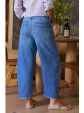 Load image into Gallery viewer, Frank &amp; Eileen Brennan | Barrel Leg Jean 1978 Wash