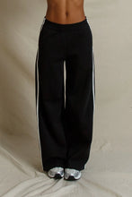 Load image into Gallery viewer, Perfect White Tee Mikos Travel Wide Leg Pant With Pockets | True Black